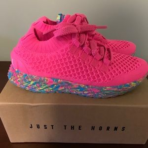 neon pink knit runner